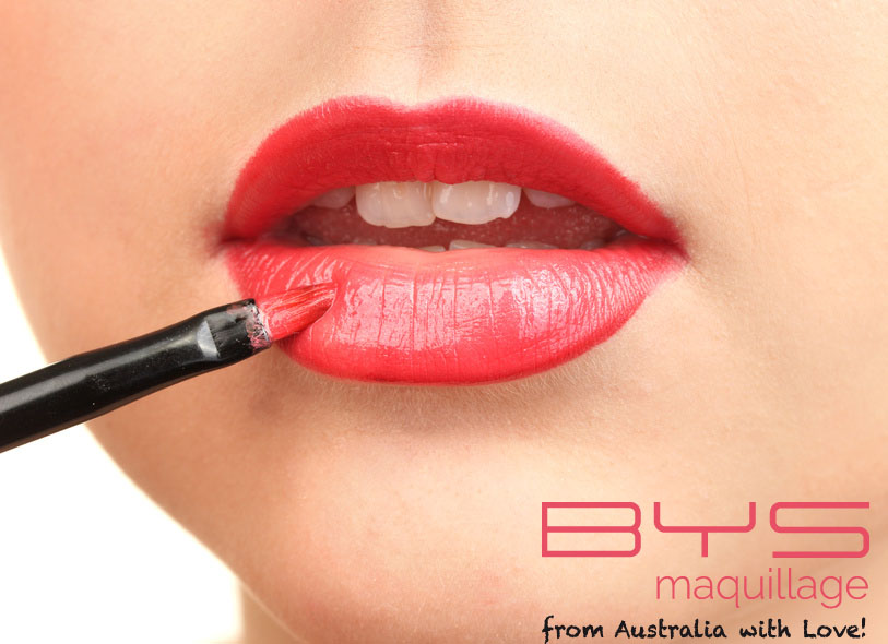 Application du rouge à lèvres BYS Maquillage avec un pinceau
